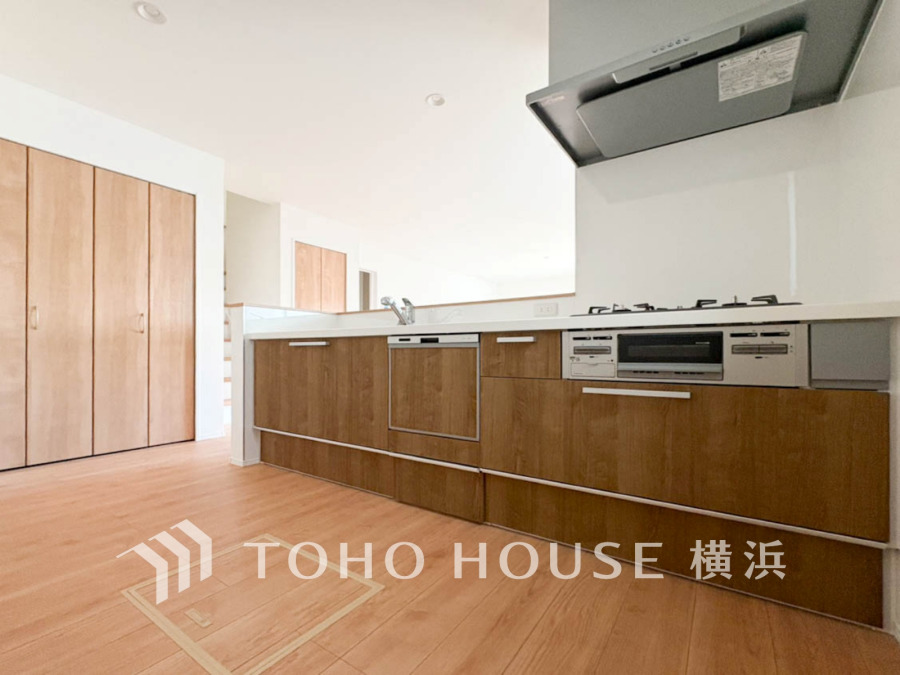 広く取られた対面キッチンは、リビングで寛ぐご家族と会話をしながらお料理が出来ます。高級感のあるカラーで空間をより上質な雰囲気にした、清潔感のあるデザインです。