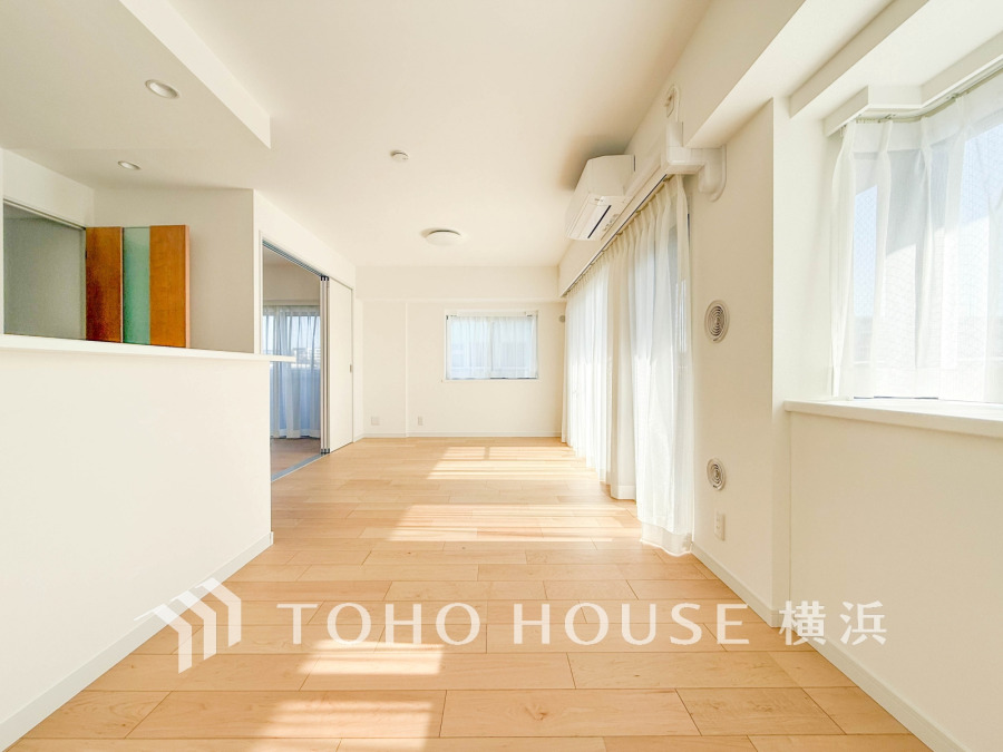 ここにはみんなが集い、食事と楽しい会話が始まる。話に夢中になりすぎて、ついつい時を忘れてしまう。そんな束の間の幸せを感じさせてくれる場所。