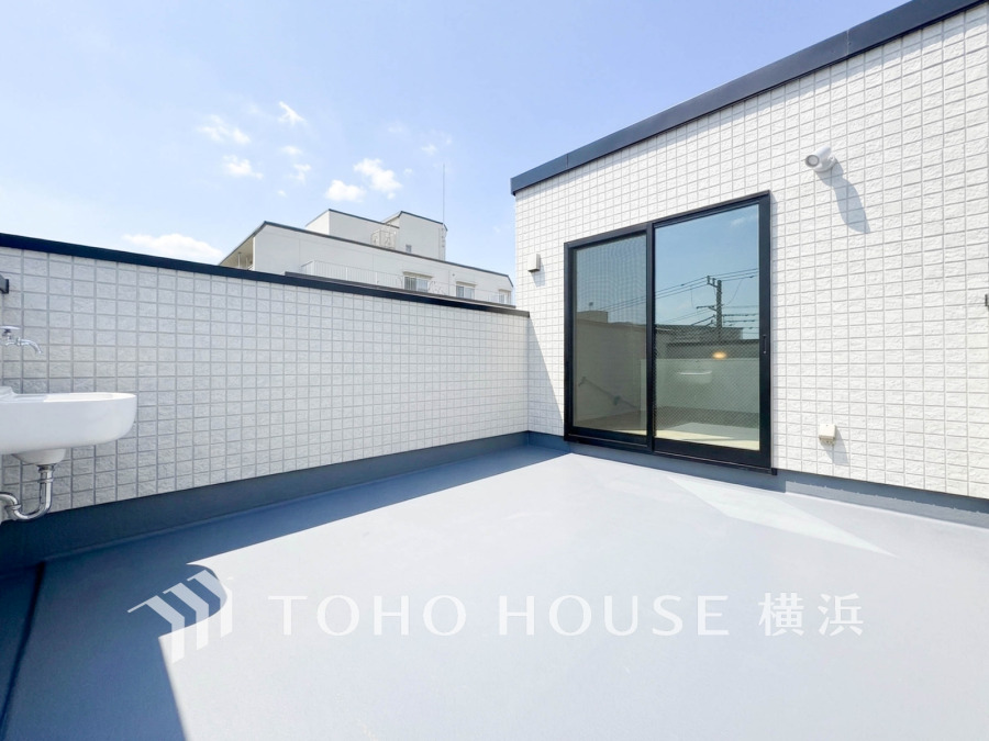 テーブルを置いてもゆとりのある幅の広いバルコニー。穏やかな景色を楽しみながらティータイムを楽しむのも至福のひと時ですね。