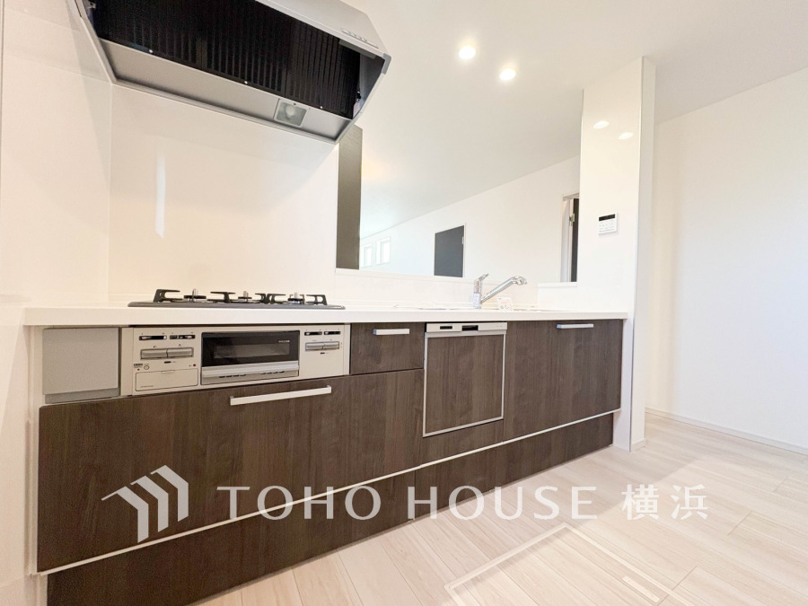 ご家族みんなで調理ができる位のスペースを実現したキッチン空間となっております。みんなで作った料理を召し上がりながらの会話は、どのような物になるのでしょうか。