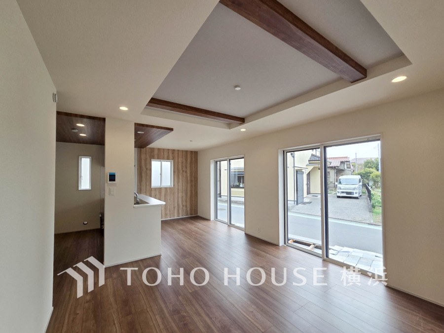 広々としたリビングダイニングは、シックでモダンな内装。落ち着いた雰囲気に包まれて、伸びやかな空間の中で、ゆったりと家族団らんのひとときを過ごせます。