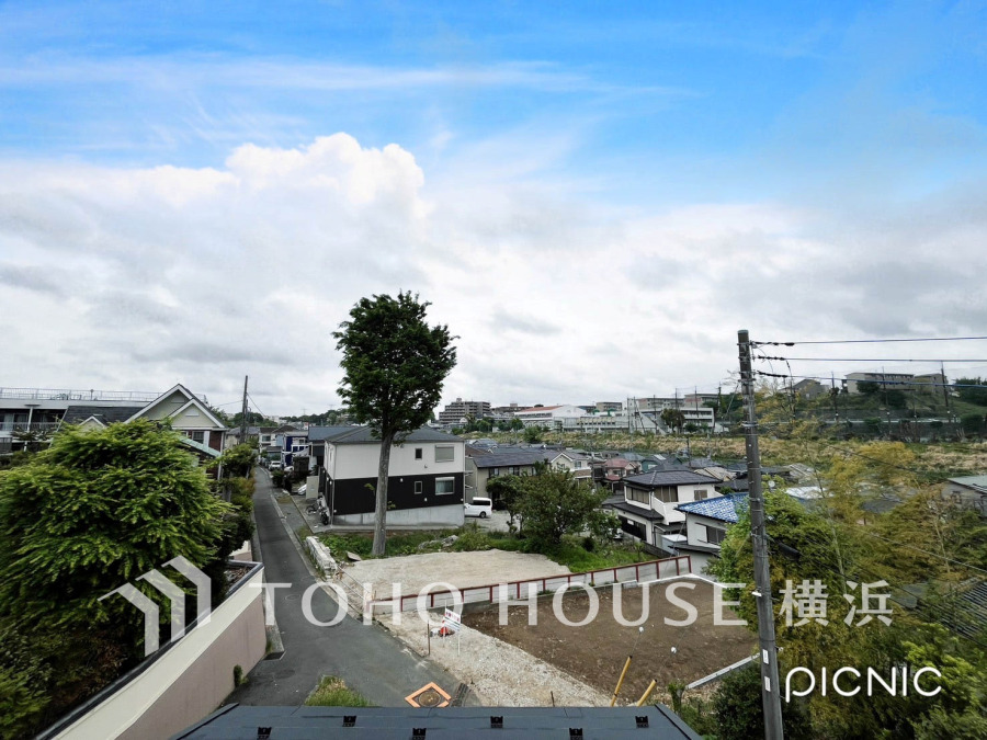 この開放感ある眺望と共に閑静な住宅街の季節感を演出する四季折々の変化を楽しめる心地よい場所となることでしょう。