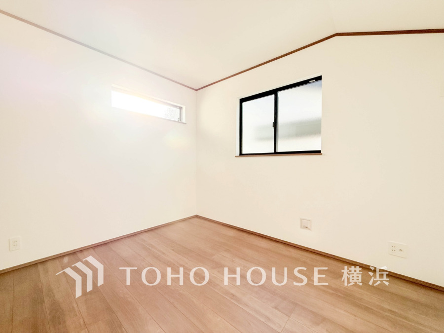 シンプルな内装と明るい空間で、自分らしい空間づくりを思い切り楽しめそうです。穏やかな陽射しが、ゆったりとした寛ぎの時間を包みます。