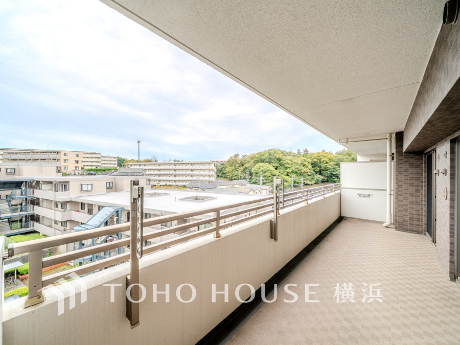 開放感があり、遮るものもなく気持ちのいい景色が広がります。お部屋にも爽やかな風と暖かく柔らかな日差しが差し込み、毎日の暮らしを豊かに彩ります。