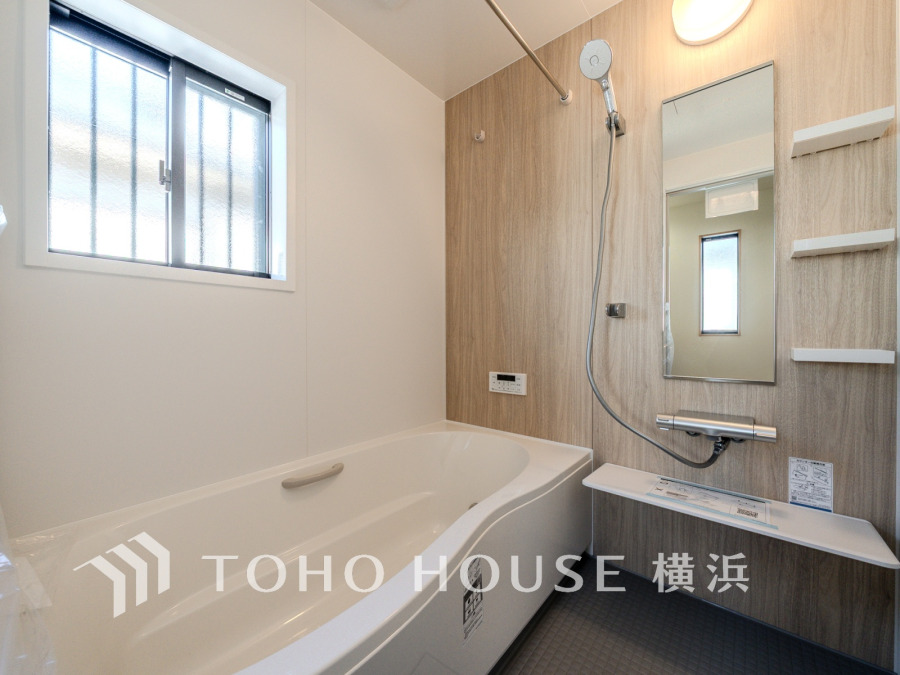 1日の疲れを取り心身を癒すことができる住まいの中のリラクゼーション空間、バスルーム。心からゆったりと寛いでいただけるよう、柔らかな色合いで仕上げています。