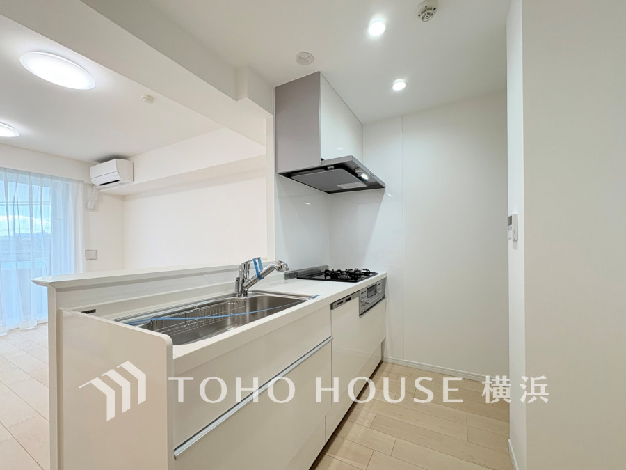 キッチンはリビングが見渡せる対面タイプ。リビングで遊ぶお子様を見守りながら作業ができ、子育てファミリーには嬉しいですね♪