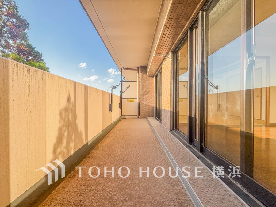 ずっと太陽を感じる事ができるのは、遮るものが視界に無いから。彼方に広がる風景が絵画のように広がります。