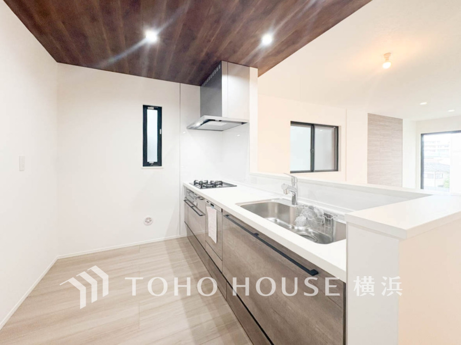 木目天井が印象的なスタイリッシュなキッチン。開放感のある対面式で家族との会話も弾みます。