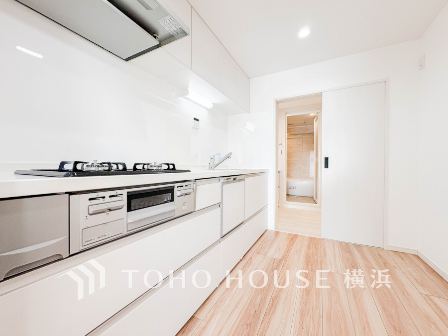 キッチンからは洗面室にもウォークスルーで家事動線も良好です。