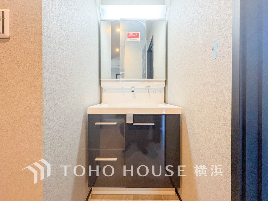 十分な大きさの洗面台は収納もさる事ながら、身だしなみチェックや歯磨きなど、朝の慌ただしい時間でもホテルライクなスペースで余裕とゆとりを感じて頂けます。