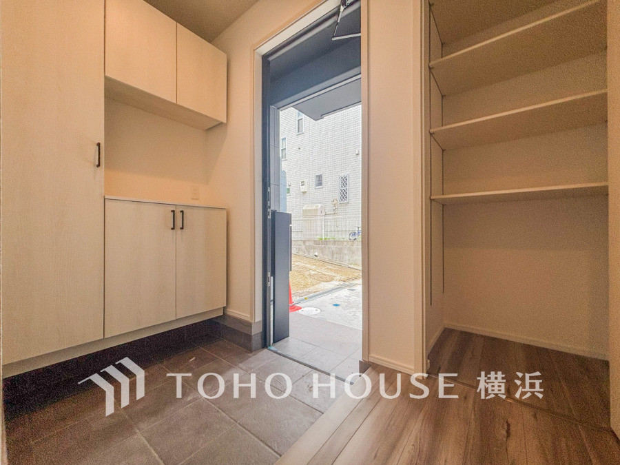 豊富な収納を確保した玄関スペース。白を基調とした明るく清潔感溢れる空間です。
