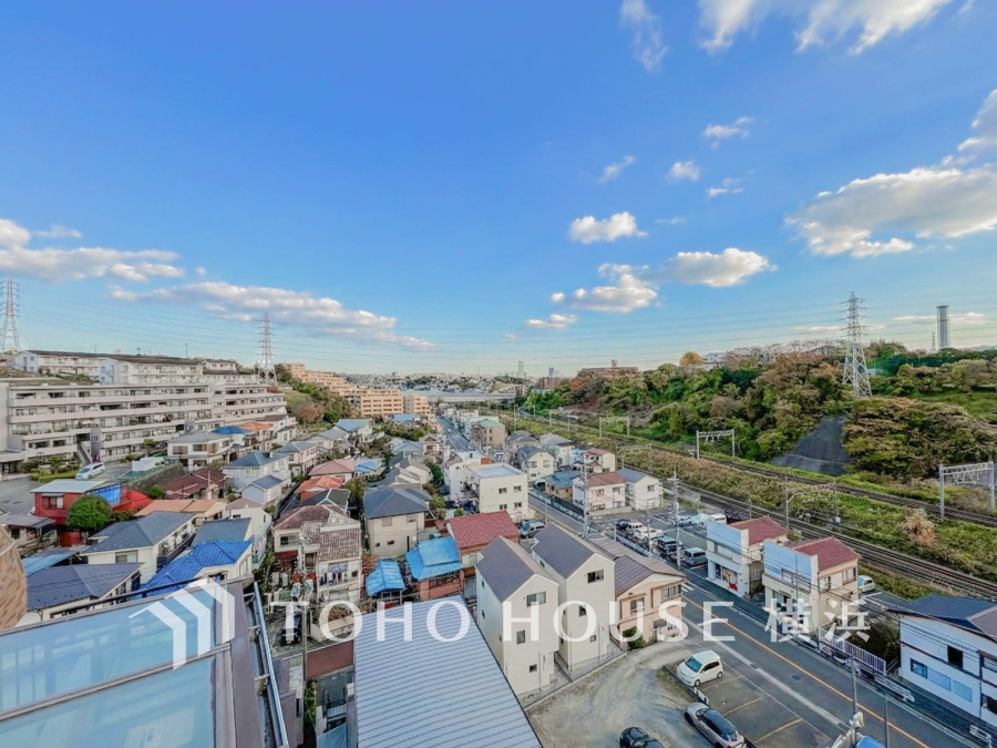 手を伸ばせば、ふれることが出来そうな環境が、そのままインテリアになったような印象です。その豊かな眺望にふさわしい空間には、通風・採光にも優れ、心地よい光と風があふれています。