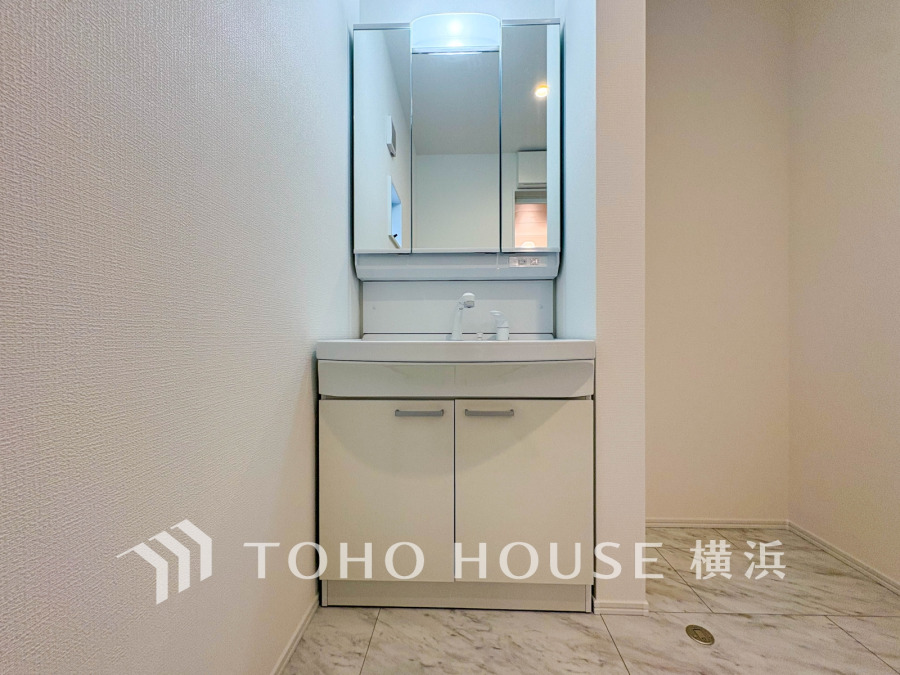 十分な大きさの洗面台は収納もさる事ながら、身だしなみチェックや歯磨きなど、朝の慌ただしい時間でもホテルライクなスペースで余裕とゆとりを感じて頂けます。