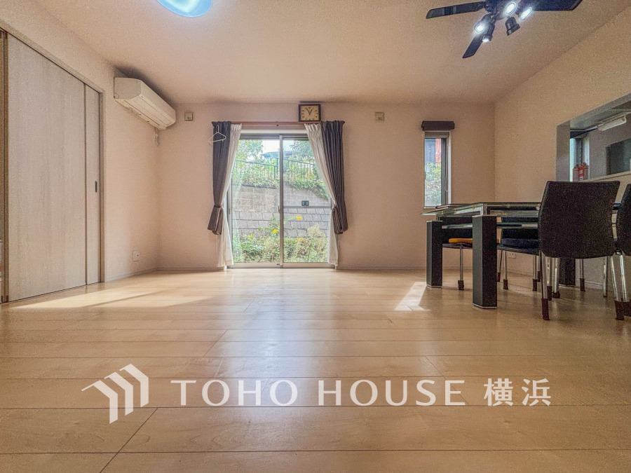 ここにはみんなが集い、食事と楽しい会話が始まる。話に夢中になりすぎて、ついつい時を忘れてしまう。そんな束の間の幸せを感じさせてくれる場所。