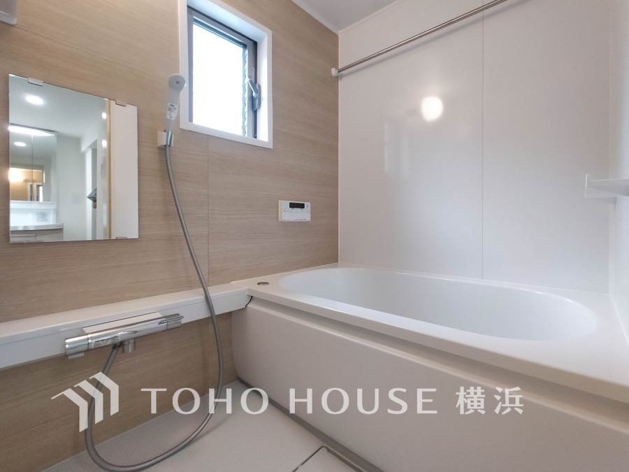 1日の疲れを取り心身を癒すことができる住まいの中のリラクゼーション空間、バスルーム。心からゆったりと寛いでいただけるよう、柔らかな色合いで仕上げています。