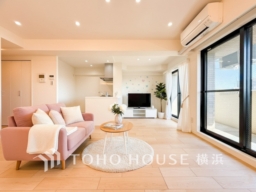 家族みんなが爽やかに健やかに過ごせるように、溢れる光をたっぷり取り込んだリビングダイニング。集いの場、憩いの場としての快適性を求めたやすらぎの空間です。（家具はCGです）