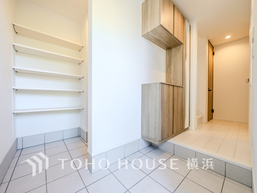 清潔感溢れる玄関がお出迎えする本邸宅の物語は、ここから始まる日常を期待させます。この場所には「希望」と「優越」で包み込んでくれる「特別」な空間があります。