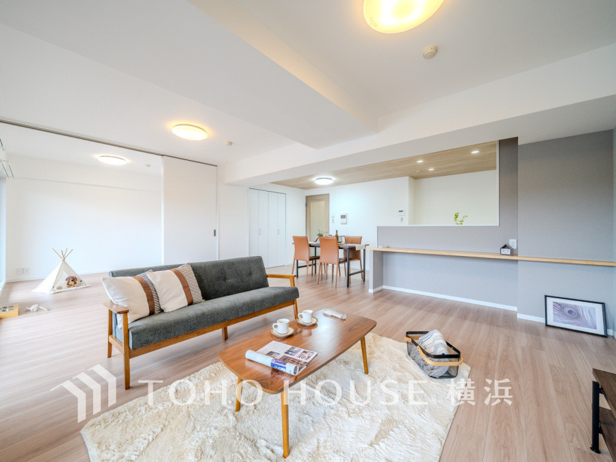 ここにはみんなが集い、食事と楽しい会話が始まる。話に夢中になりすぎて、ついつい時を忘れてしまう。そんな束の間の幸せを感じさせてくれる場所。