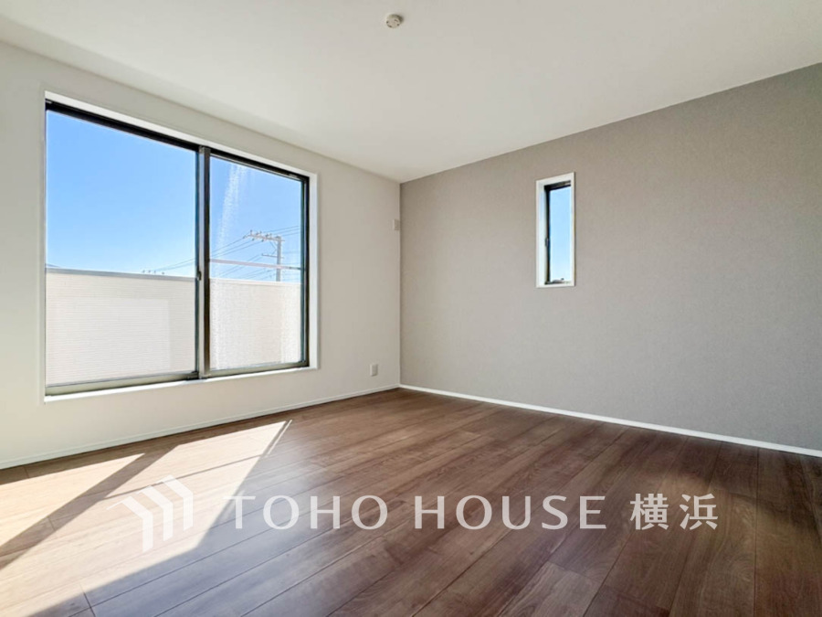 明るい自然光が差し込むシンプルで落ち着いた空間。広々としたフローリングで快適な居住空間を実現。