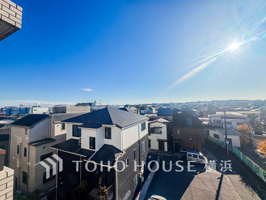 時代の流れに惑わされないシックなカラートーンで街並みに溶け込む外観は、主張し過ぎず、また平凡になり過ぎず絶妙なコントラストで輝きを放ちます。