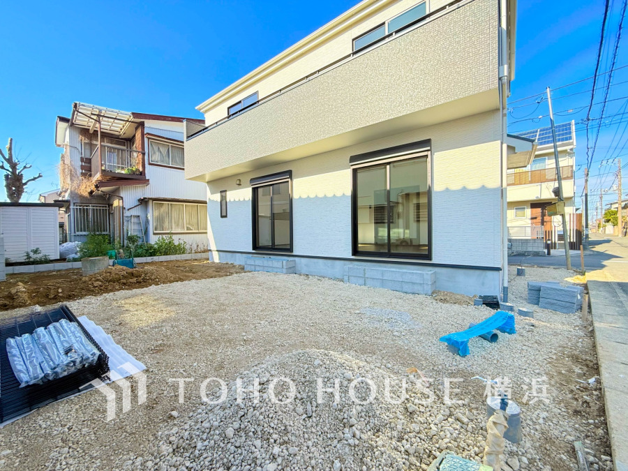 ゆとりある敷地には車2台駐車可能（車種によります）。駐車スペースの奥には陽当たりに恵まれた南庭があります。