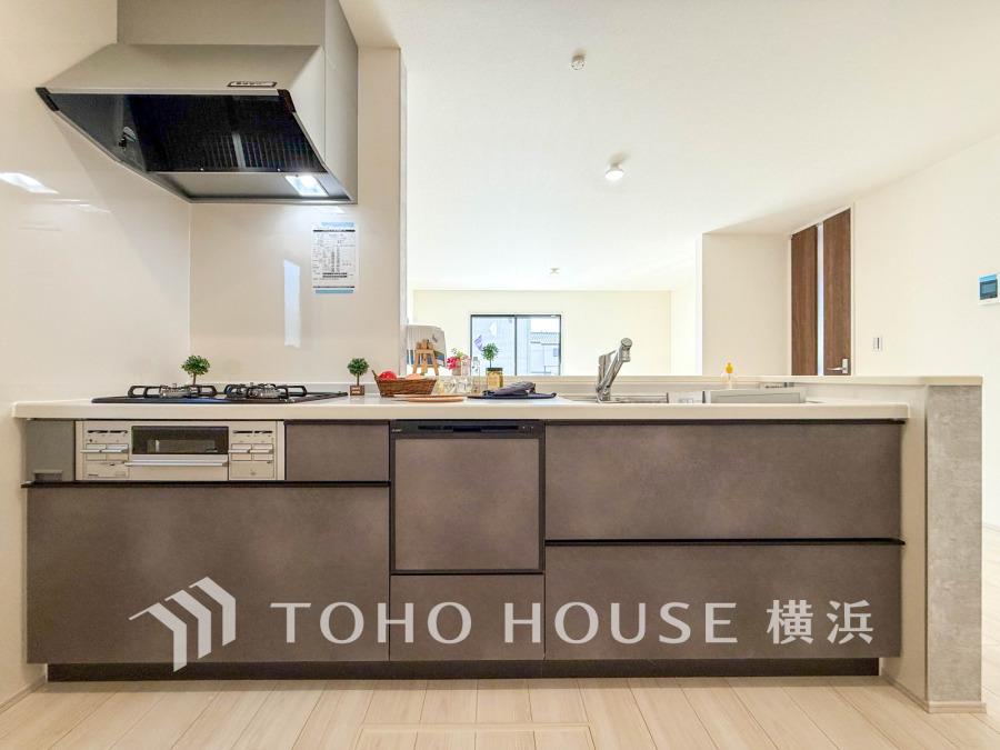 誰もが使いやすいデザインにこだわったキッチン。プライベートスペースを彩るインテリアとしての美と、快適な日常を支える機能性と強さがひとつになったキッチンです。