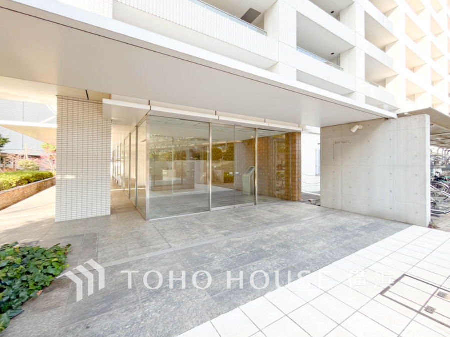 開放的なエクステリアも含めて美しくトータルにデザインされています。時間のゆとりと空間、爽やかな陽光がもたらす光と風を贅沢なまでに感じる暮らしが始まります。 