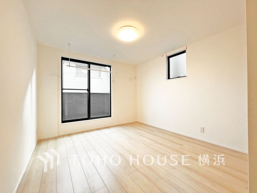 ２面採光の明るく爽やかな空間。プライベートな自分時間を快適に過ごせるお部屋です。
