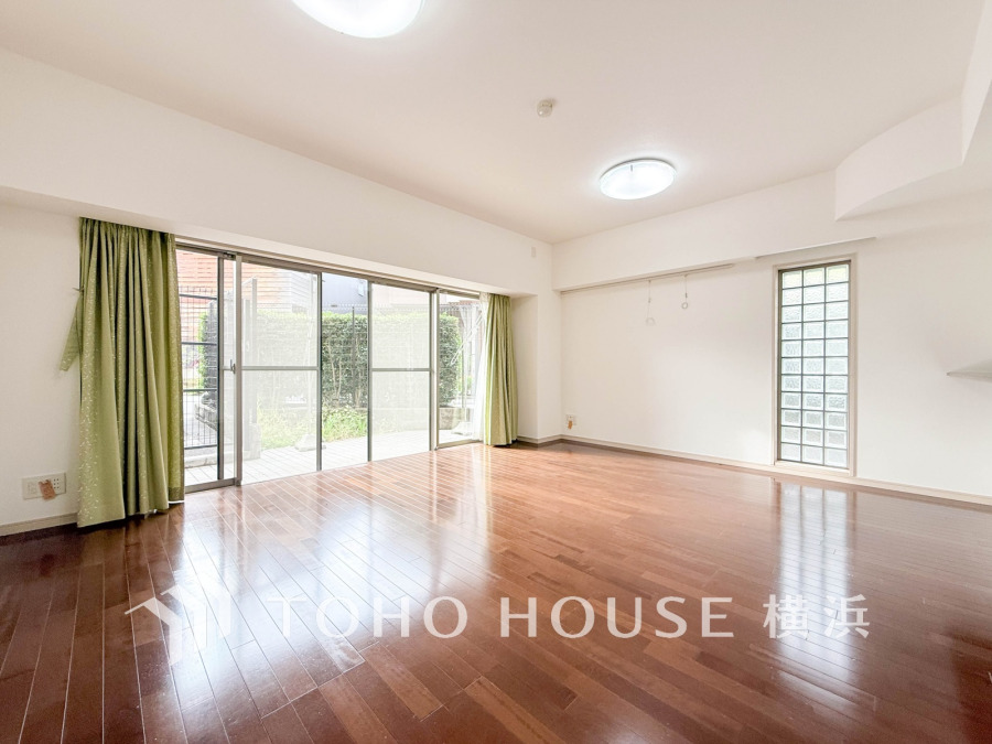 広々としたリビングは大きな窓から自然光がたっぷり入り、明るく開放的な空間を実現しています。