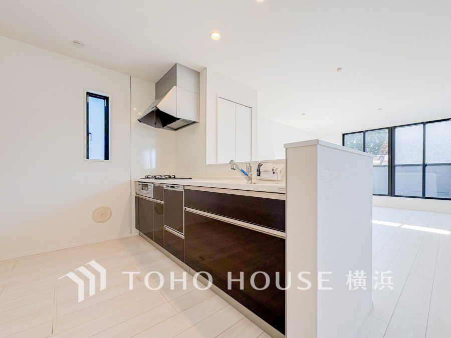 誰もが使いやすいデザインにこだわったキッチン。プライベートスペースを彩るインテリアとしての美と、快適な日常を支える機能性と強さがひとつになったキッチンです。