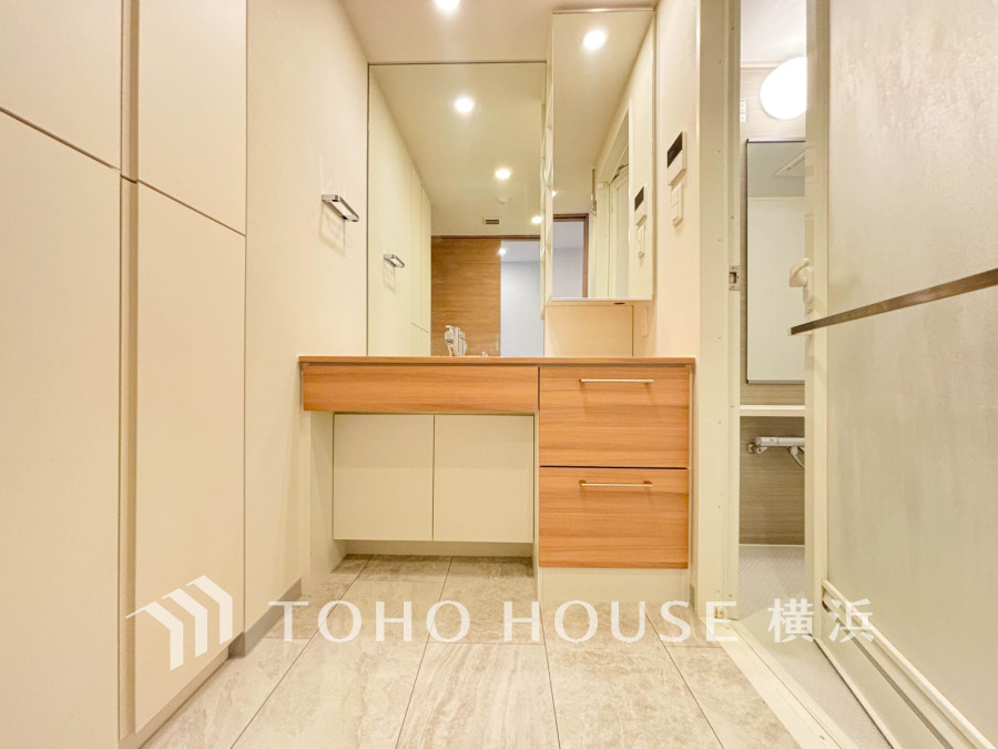 使いやすい機能が備えられた清潔感溢れる洗面空間。収納も充実しています。
