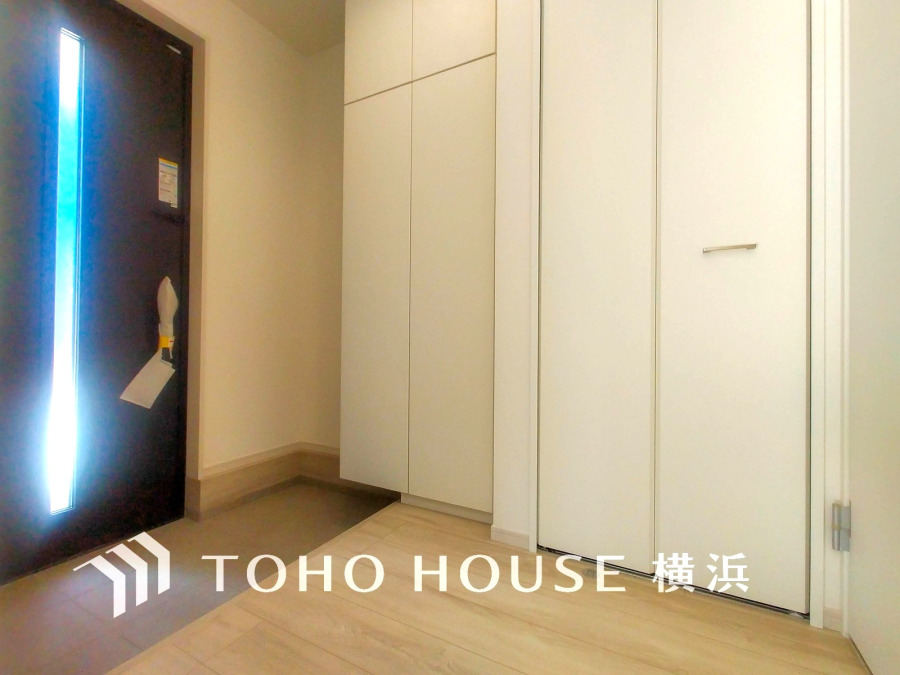 上質感漂う玄関と廊下。居住者の帰り、訪れる方を優しく迎える・安らぎに満ちた生活空間を予感させる。健やかな暮らしを楽しめることでしょう。