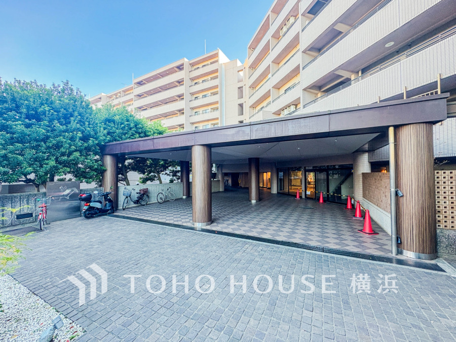 ふりそそぐ陽射しと開放的な空間形成。青空を背景に更なる美しさを醸す佇まい。暖かな陽光と爽やかな風がハーモニーを奏でる上質な空間を愉しむ暮らしがここにある。