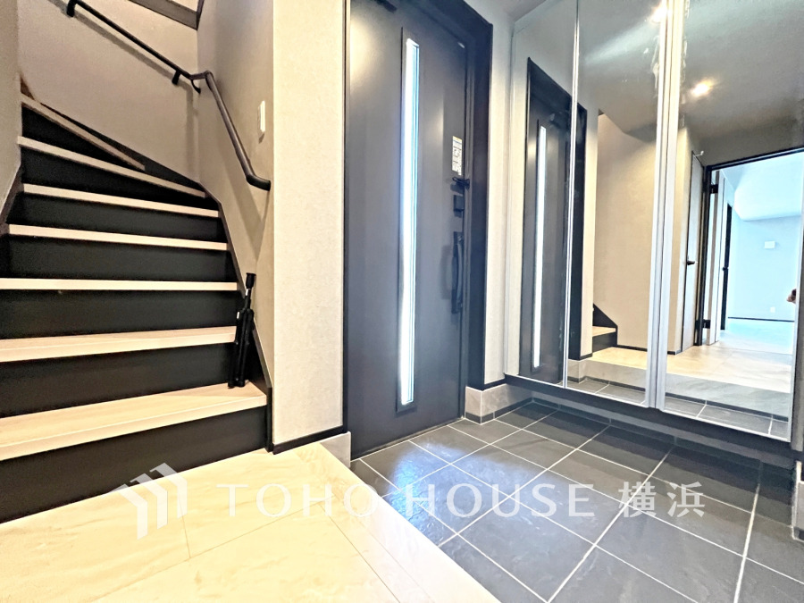 お客様をお迎えする玄関は落ち着いた雰囲気。帰り着くたびに洗練されたテイストの空間に迎えられ誇りと喜びを感じる玄関まわりです。