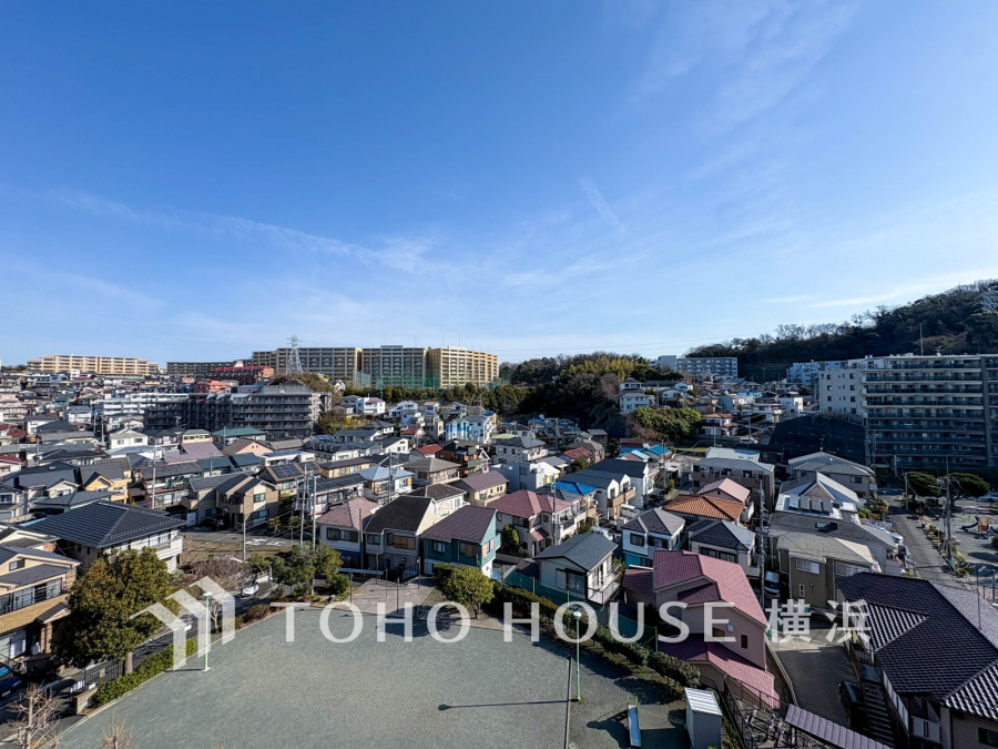 陽射しとともに、少しずつ装いを変える街の景観から、星空が地上に映りこむかのような夜景の煌きまで、この街ならではの美しい風景。