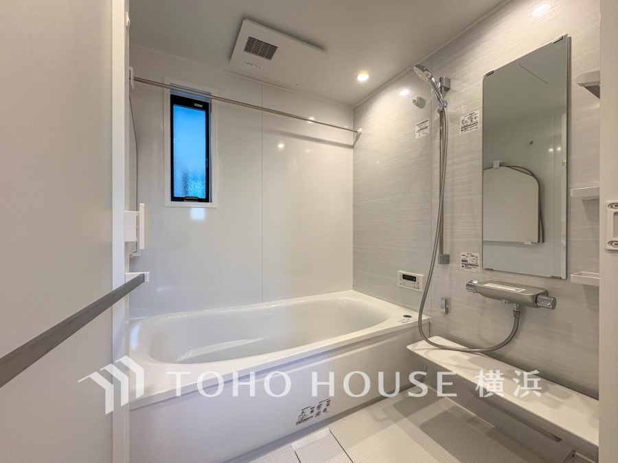 掃除のしやすさ・収納の便利さなど、おふろを使う人、お手入れする人、みんなにとっての「しあわせ性能」を追求したバスルームを採用いたしました。