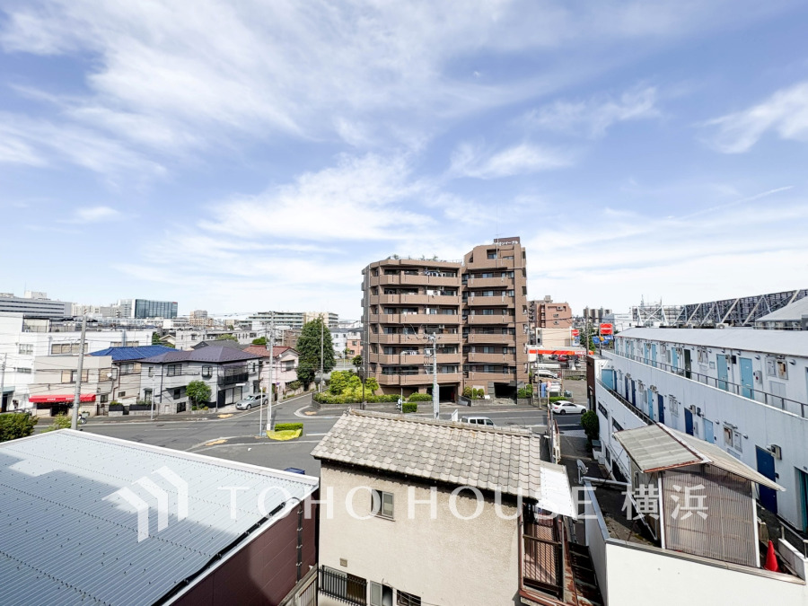 開放感があり、遮るものもなく気持ちのいい景色が広がります。お部屋にも爽やかな風と暖かく柔らかな日差しが差し込み、毎日の暮らしを豊かに彩ります。