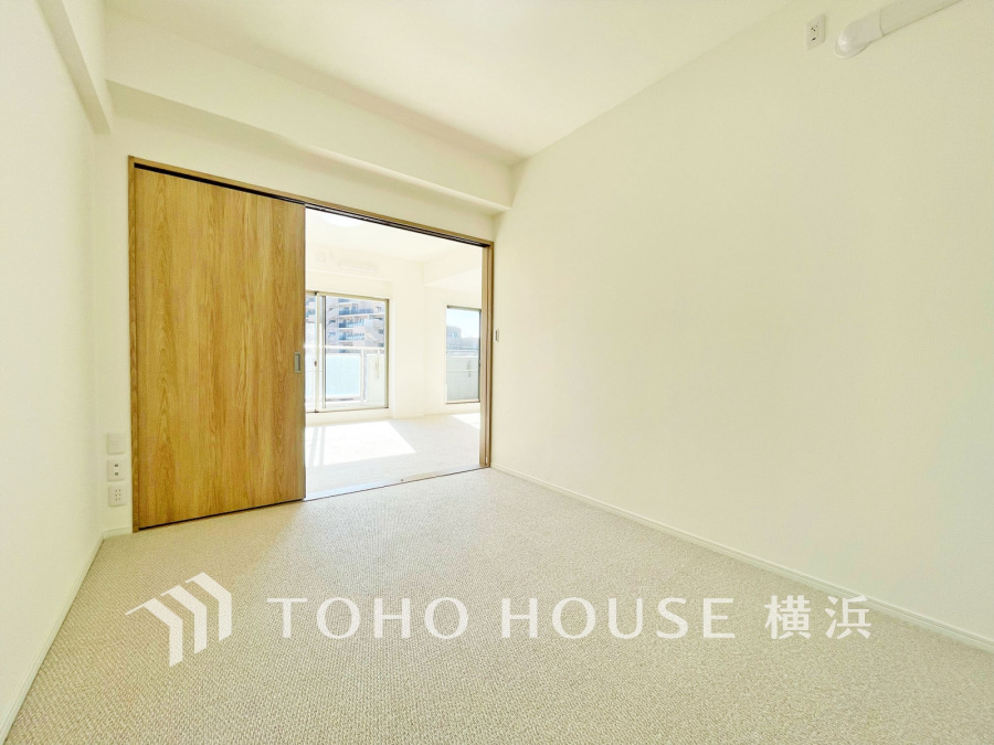 LDKに隣接した6帖の洋室。引き戸を開け放してLDKと一体化利用も可能です。
