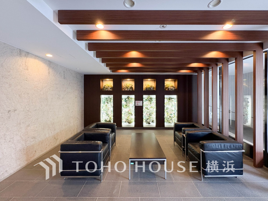 上質な木目天井と照明が調和する落ち着いたエントランスロビー。ゆったりとしたソファで寛げる空間です。