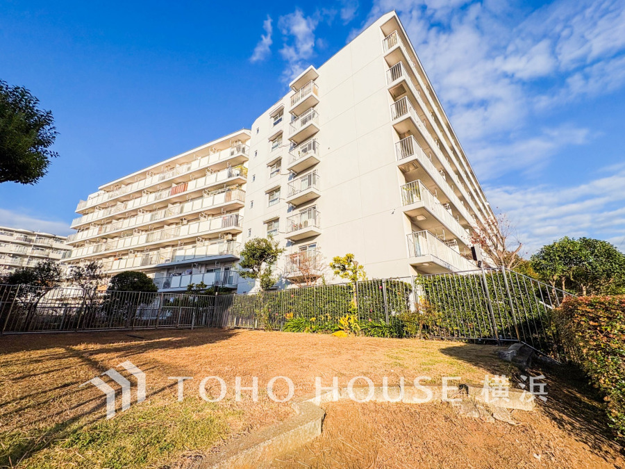 穏やかな風と陽光を導き、プライバシーに配慮された設計プランを採用し、居住性を一段と心地よいものにしています。周辺環境とのコラボレーションにより明るく開放的な空間を演出。