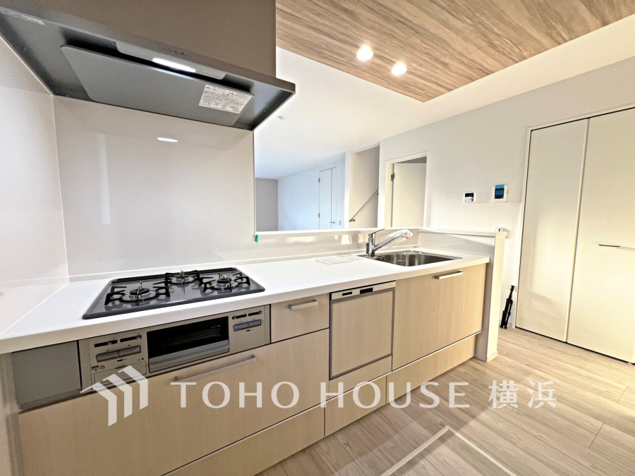 使い勝手の良い設備のキッチンで効率よくお料理もできます。食する料理に家族が舌鼓を打ち自然と笑いが絶えない空気感がそこに広がります。自慢の腕をふるってください