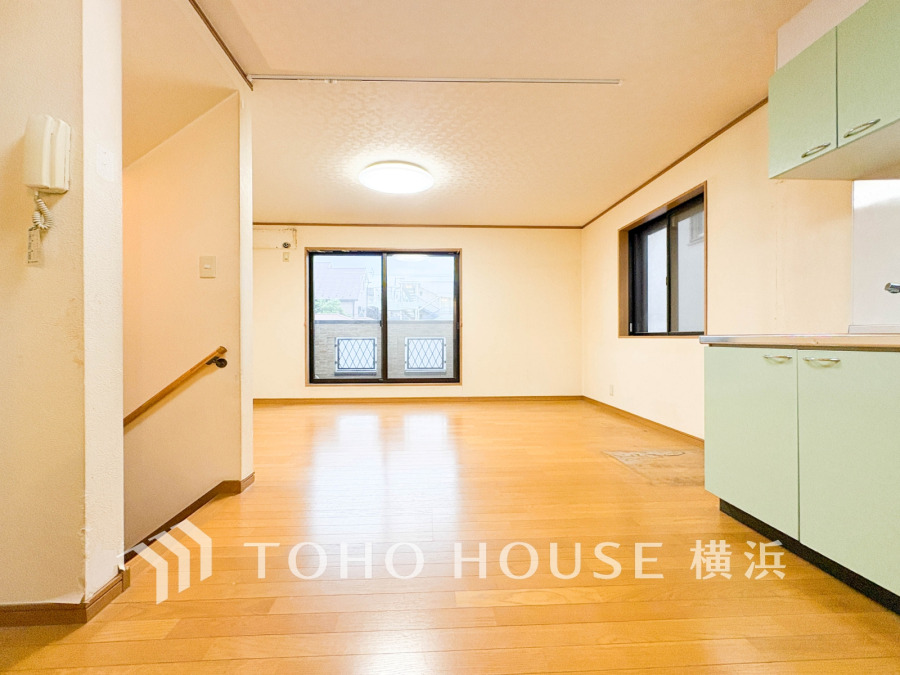 ここにはみんなが集い、食事と楽しい会話が始まる。話に夢中になりすぎて、ついつい時を忘れてしまう。そんな束の間の幸せを感じさせてくれる場所。