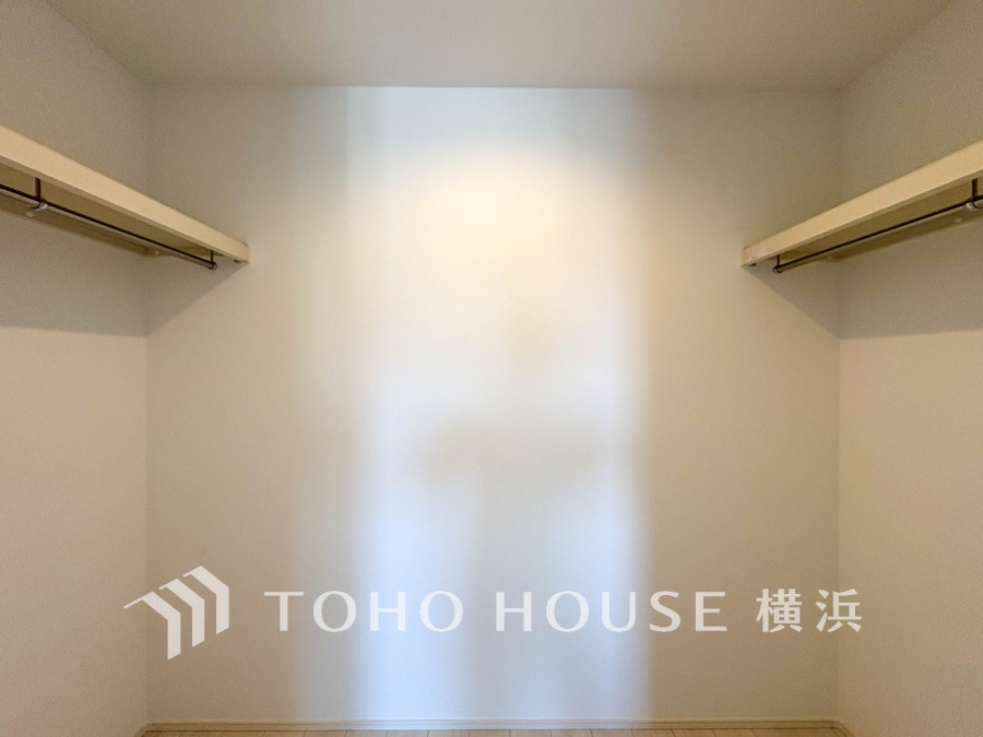 ひと目で収納物を確認できるウォークインクロゼットは、ゆとりの広さを備えた大型収納。数多くの衣類に加え、足元には引出しや衣装箱、シューズボックスなども収納することができます。