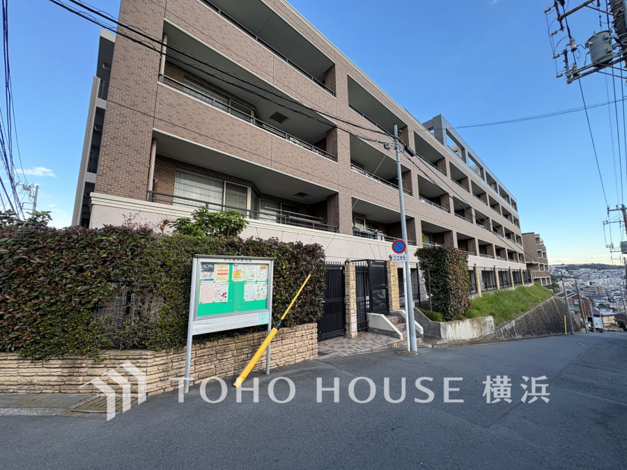 爽やかな青空の下に贅沢なほどに降り注ぐ陽光、豊かな居住性と、クオリティが見事に調和した住空間は、住まうことの喜びを感じさせてくれます。