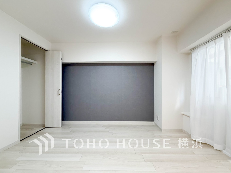 シンプルで落ち着いたアクセントクロスが魅力の洋室。大きな窓から自然光がたっぷり差し込みます。