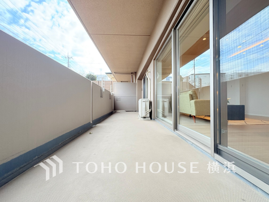 たっぷりと出幅をとったゆとりあるバルコニー空間は、開放的でありながらプライベート性も確保しています。
