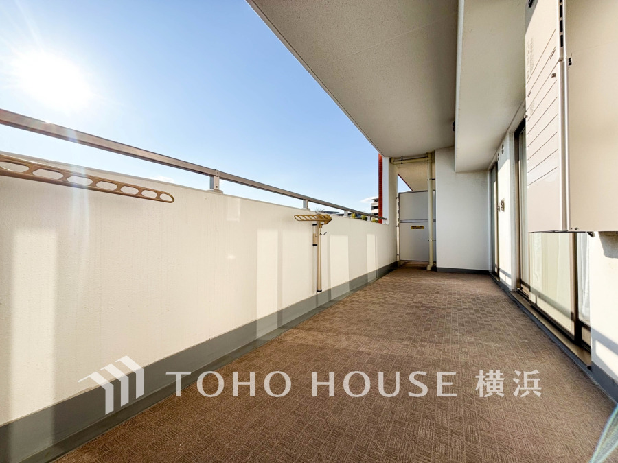 南西向きの明るいバルコニー。開放的な空間を演出しながら、プライベート性も確保された空間です
