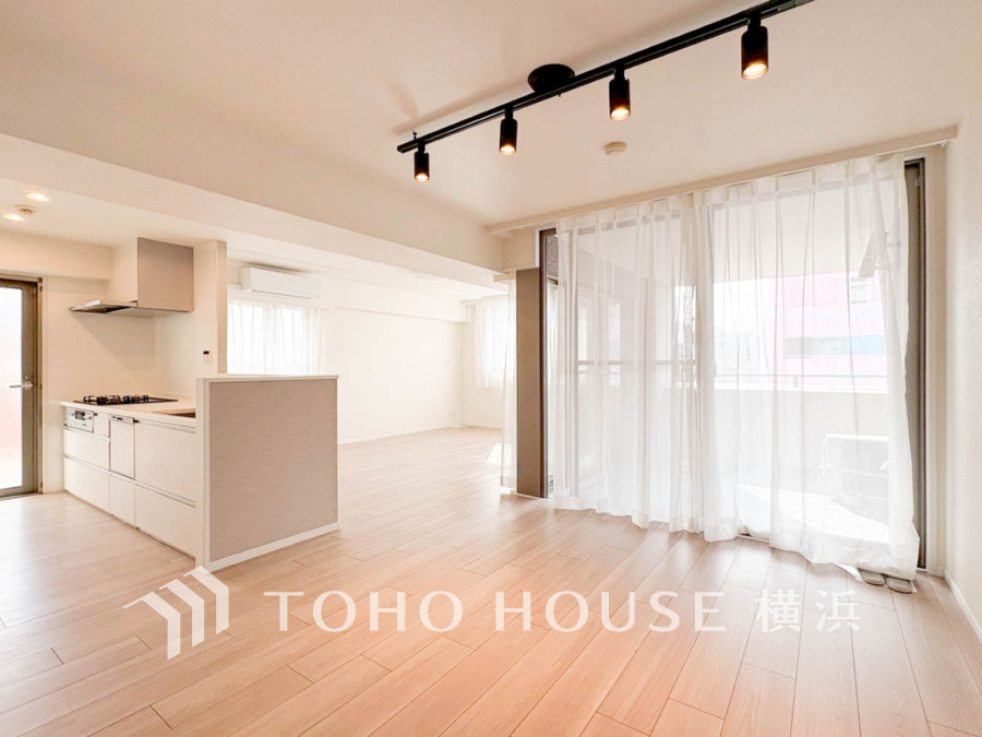 明るく開放的な空間が広がるLDK。室内には豊かな陽光が注ぎ込み、爽やかな住空間を演出。ホームパーティーでもゲストと一緒に料理を楽しみながら楽しい時間を過ごせそう。