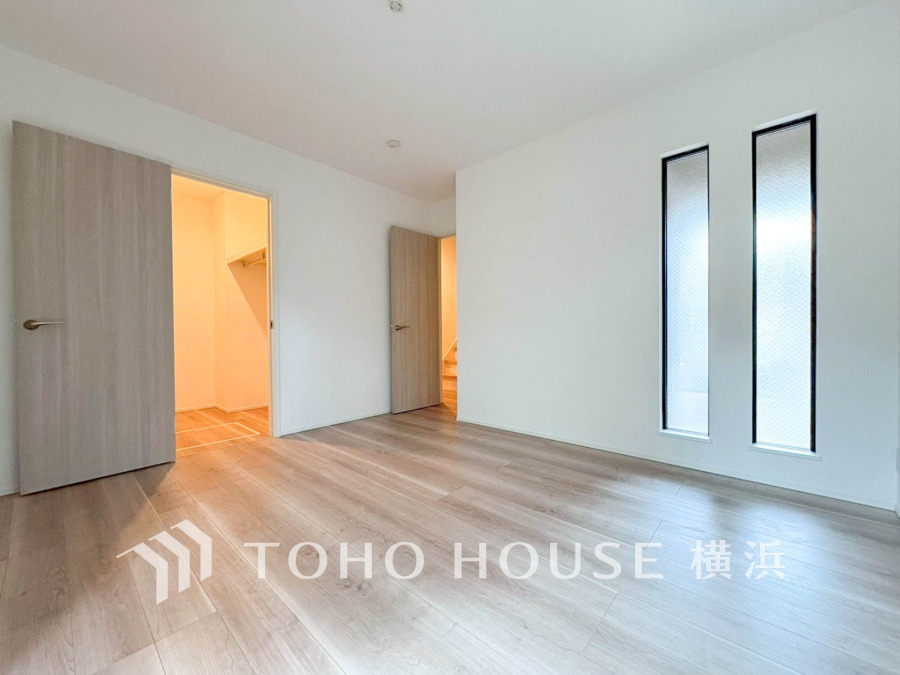 2面採光の居室は快適な光を取り入れ、心地よい風を取り入れます♪通気性能を上げる事で居心地の良い空間を演出します。多くの時間を過ごす住まいだから、快適な場所であるように。