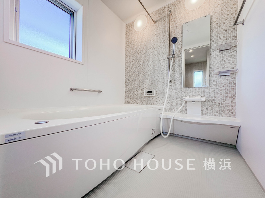 清潔感あふれる白基調のバスルーム。窓から自然光が入り、ゆったりとしたバスタイムを演出します。